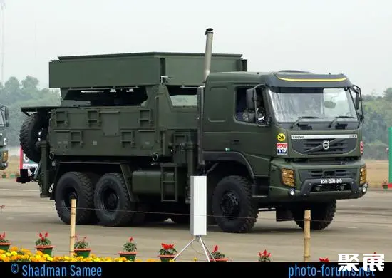 點(diǎn)擊查看大圖 中國(guó)電科14所國(guó)產(chǎn)雷達(dá)重裝亮相世界雷達(dá)博覽會(huì)