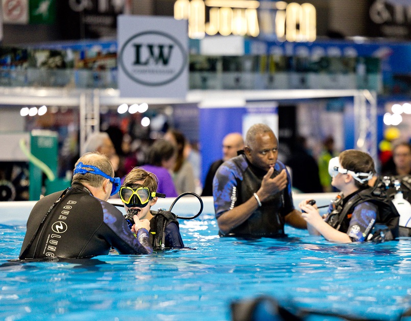 巴黎潜水展现场图片5