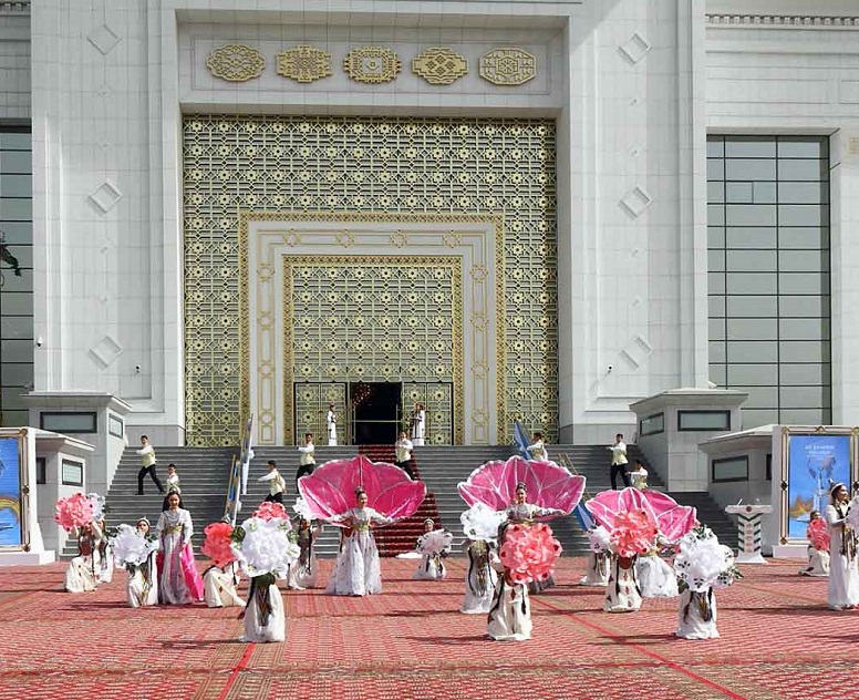 土库曼斯坦阿什哈巴德会议大厦