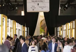 西班牙婚纱展现场图片3