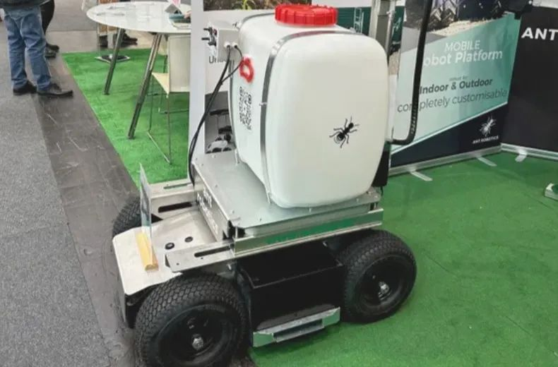 自动化作业：Ant Robotics展示了Adir（如图所示）和Valera。Adir是一种电动紧凑型设备平台，可用于多种任务，既可以在室内进行温室工作，也可以在室外进行更传统的田块支持。Valera专为运输工作而设计，可在田间作业帮助果园和葡萄园的收获，并可用于温室。提供太阳能充电以延长日常运行时间。