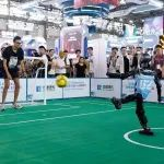 和世界杯冠亚军机器人PK点球是啥体验？2025 ChinaJoy 智慧娱乐机器人展区玩疯了！
