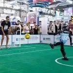 和世界杯冠亚军机器人PK点球是啥体验？2025 ChinaJoy 智慧娱乐机器人展区玩疯了！