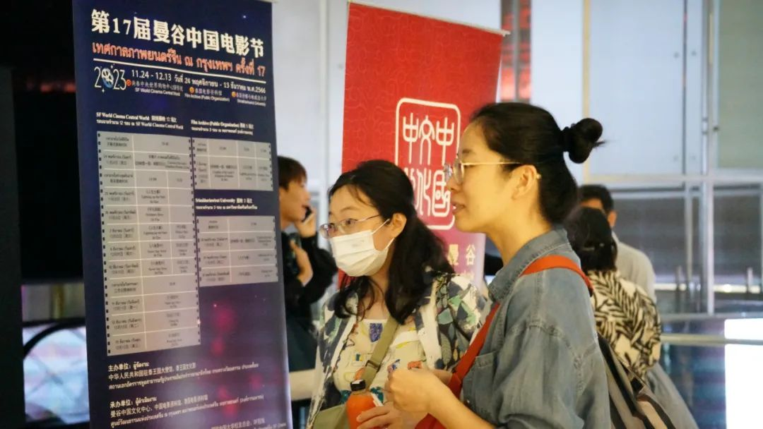 活动现场观众热情照片
