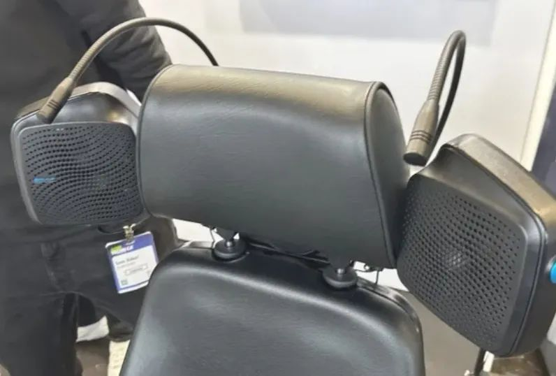 更安静的驾驶室：汽车制造商正在转向主动降噪，以实现更安静的驾驶。Recalm旨在为拖拉机或联合收割机的驾驶室做同样的事情。这款先进的头枕包括扬声器和麦克风，它们协同工作以降低在操作过程中听到的环境噪音。扬声器可以连接到蓝牙源，因此您可以在驾驶室内接听免提电话或从启用的设备收听音乐。这是一个可改装的系统，可以添加到一系列设备中。它目前在欧洲有售。