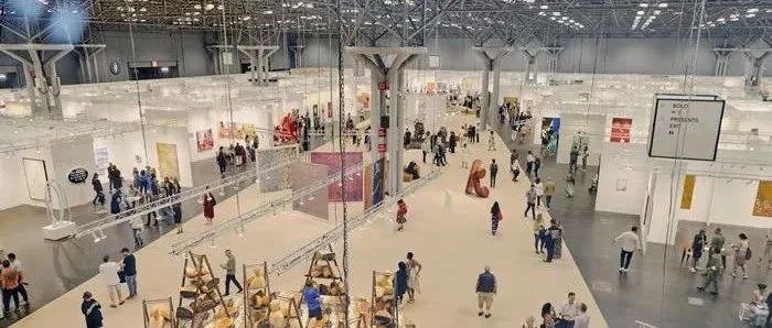 超过35 个国家，225 家画廊参展，是什么让今年的纽约军械库艺术展如此火热？