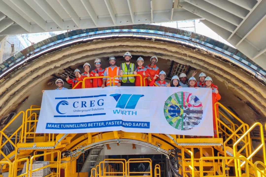 “中铁1207号”项目组装团队参与庆祝始发仪式