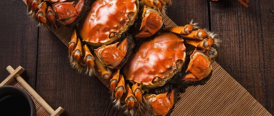 中秋佳节团圆夜，赏月饮酒品蟹黄
