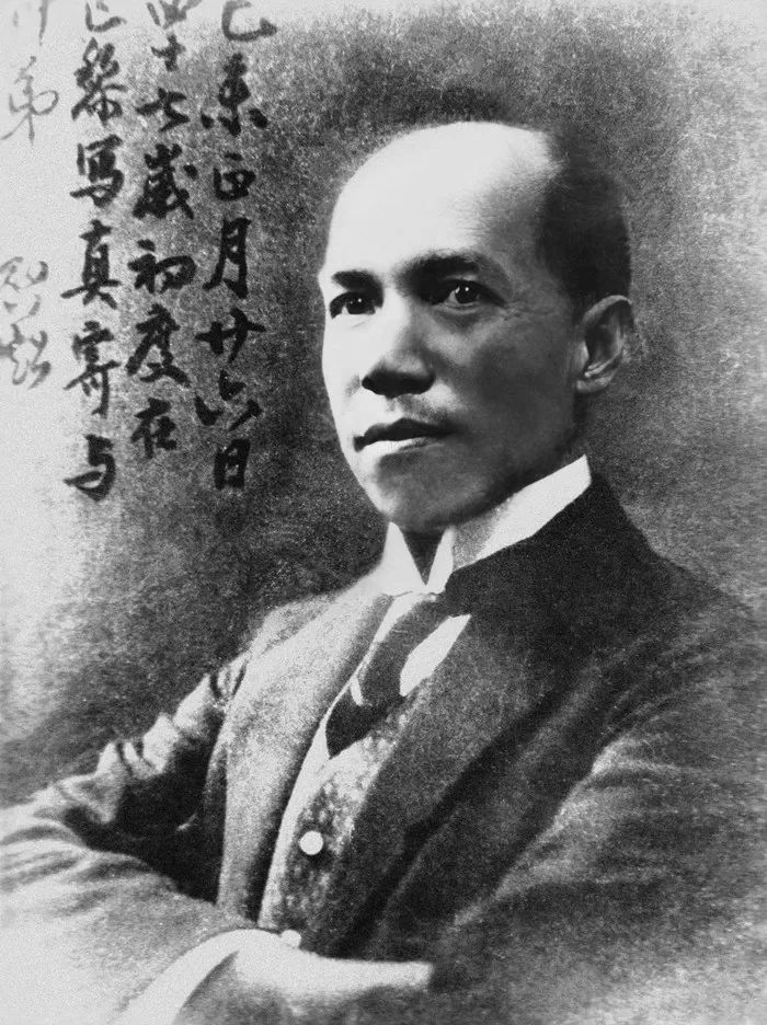 梁启超在法国巴黎，1919年
