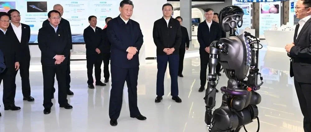习近平总书记赴上海考察调研 人形机器人